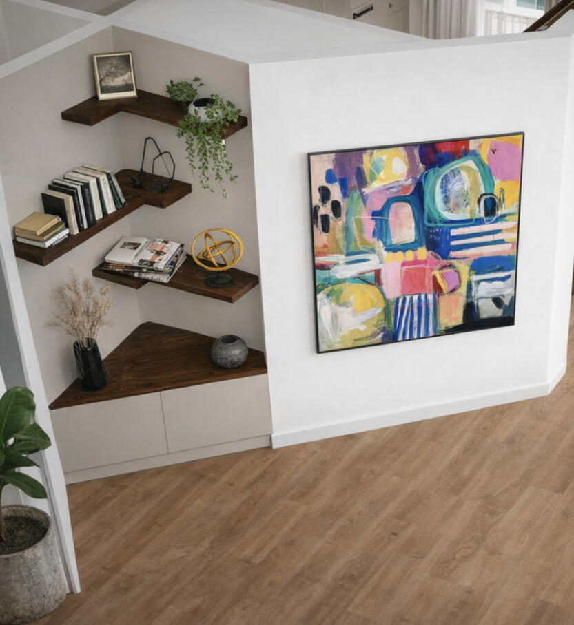 Coin bureau avec étagères en bois foncé et tableau abstrait coloré, aménagement Atelier Luzons